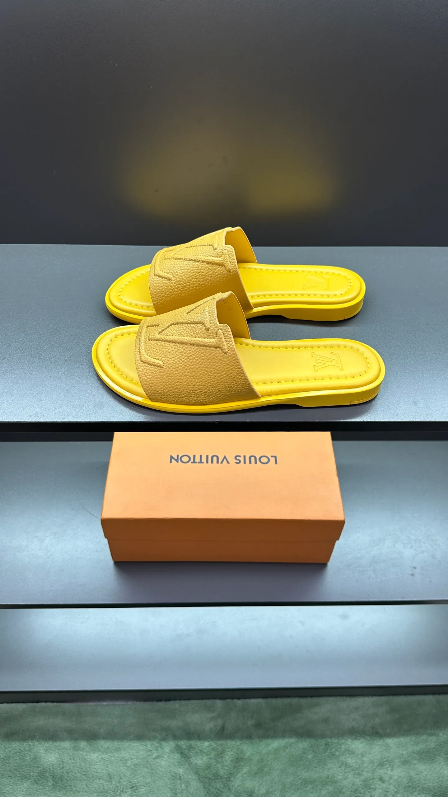 P300 🔍LV Men's Spring and Summer Slippers Counter Synchronization. The uppers are imported cowhide fabrics from Italy, with logo graphics and high-quality craftsmanship. Soles: original soles specially provided by the original factory. Exclusive movable molded soles are super comfortable. Original factory follow-up orders. 🔍🔍High quality. You can enter and leave the counter at will. Welcome to compare. Code number 38-45 No. 058